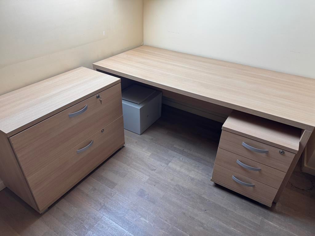 Bureau met dossierkast, Ophalen, Met lades, Zo goed als nieuw