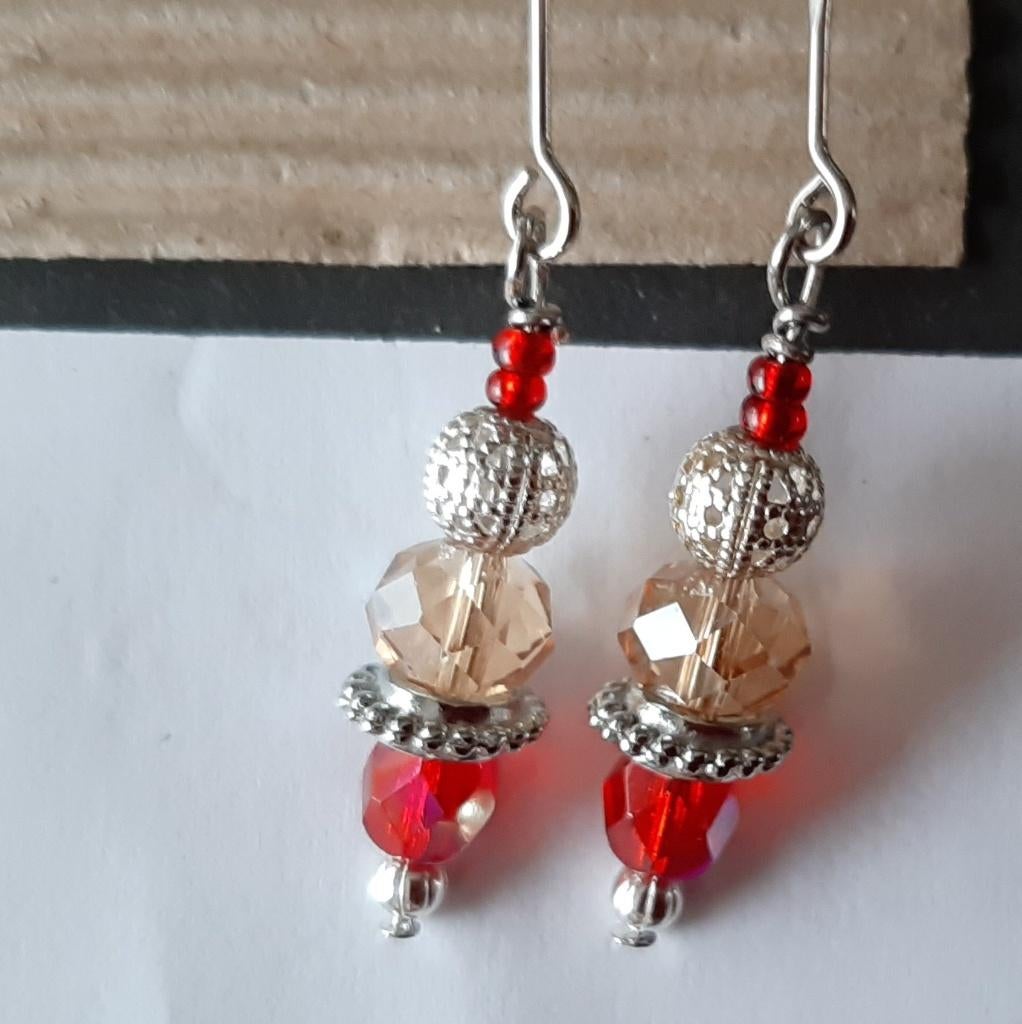 Te koop: Nieuw!! Mooie rood/zilveren oorbellen, Handtassen en Accessoires, Oorbellen, Ophalen, Overige materialen, Hangers, Nieuw