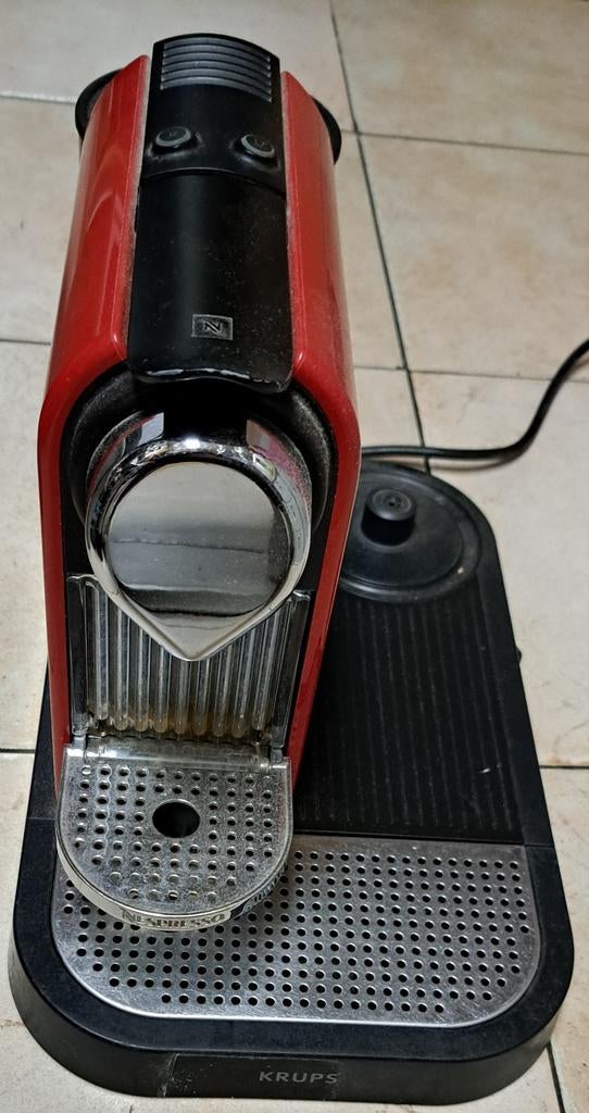 Nespresso Krups rood, Elektronische apparatuur, Koffiezetapparaten, Gebruikt, Espresso apparaat, Ophalen of Verzenden, 4 tot 10 kopjes