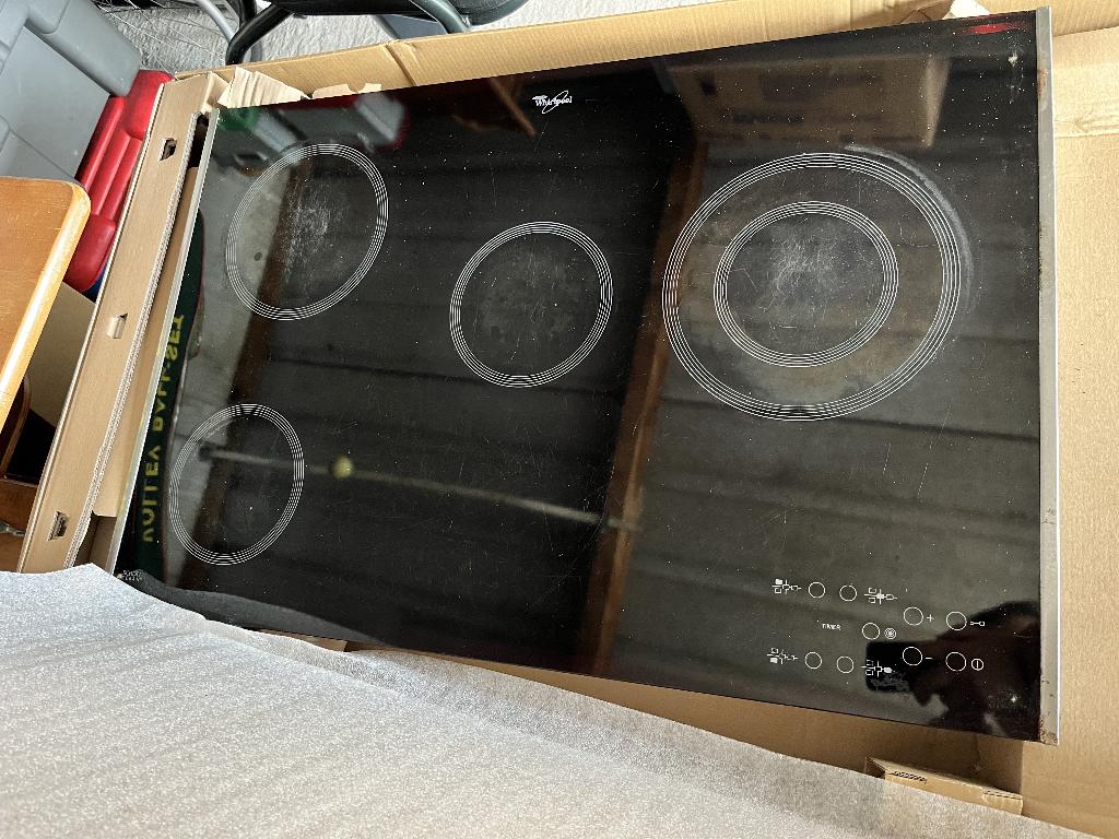 Cuisinière électrique Whirlpool (80x52), 4 zones de cuisson, Encastré, Enlèvement, Utilisé