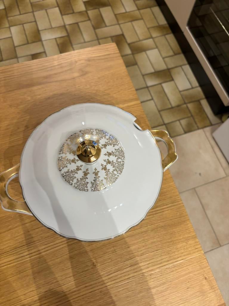 Soupiere et assietes, Enlèvement