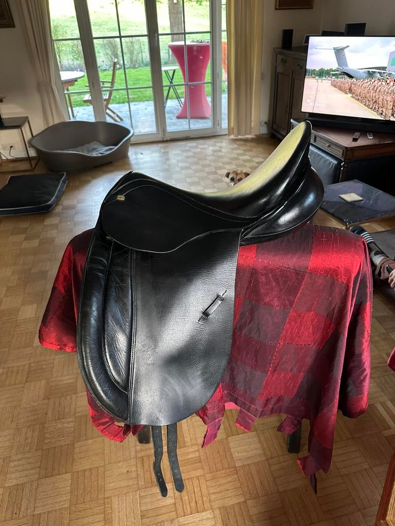 Selle de Dressage 17,5, Animaux & Accessoires, Chevaux & Poneys | Selles, Enlèvement, Dressage
