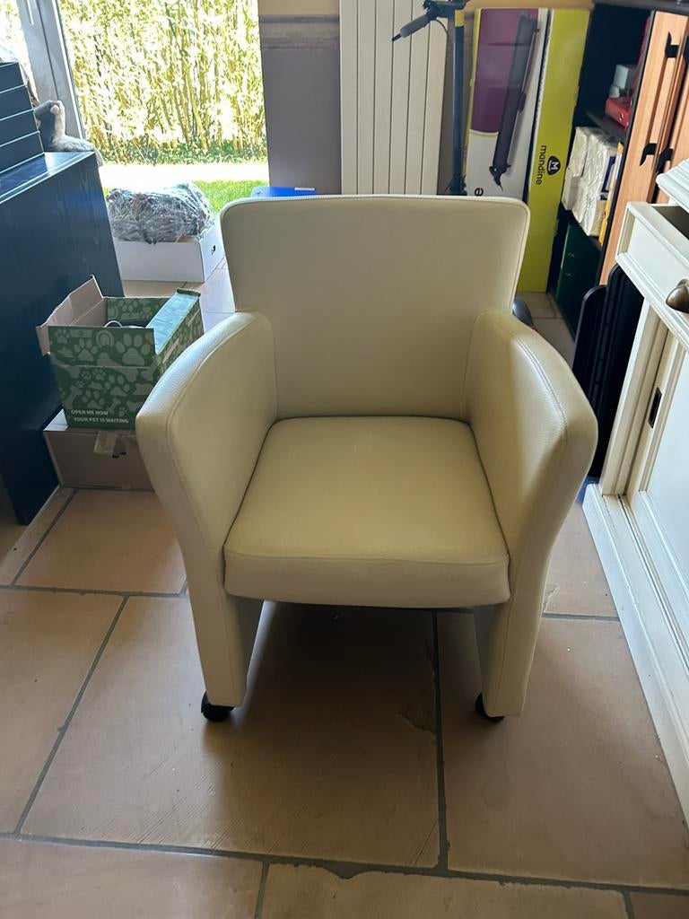 2 zetels in cremekleur lederlook op wieltjes, Ophalen, Zo goed als nieuw, Twee