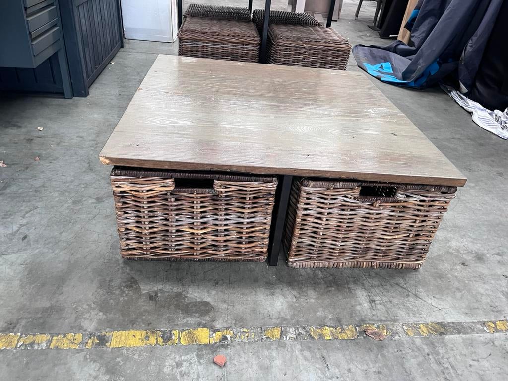 Table basse en bois avec 4 paniers en osier tressé, Enlèvement, Utilisé