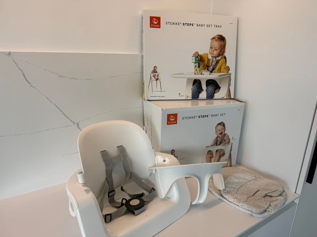 Stokke steps baby set incl tray, Enfants & Bébés, Chambre d'enfant | Tables & Chaises, Comme neuf, Enlèvement ou Envoi