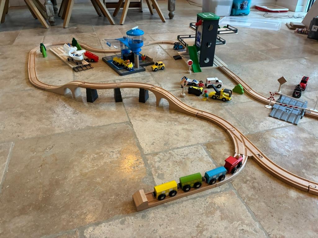 Speelgoedtreintjes met houten spoor + veel accessoires, Kinderen en Baby's, Speelgoed | Houten speelgoed, Gebruikt, Ophalen