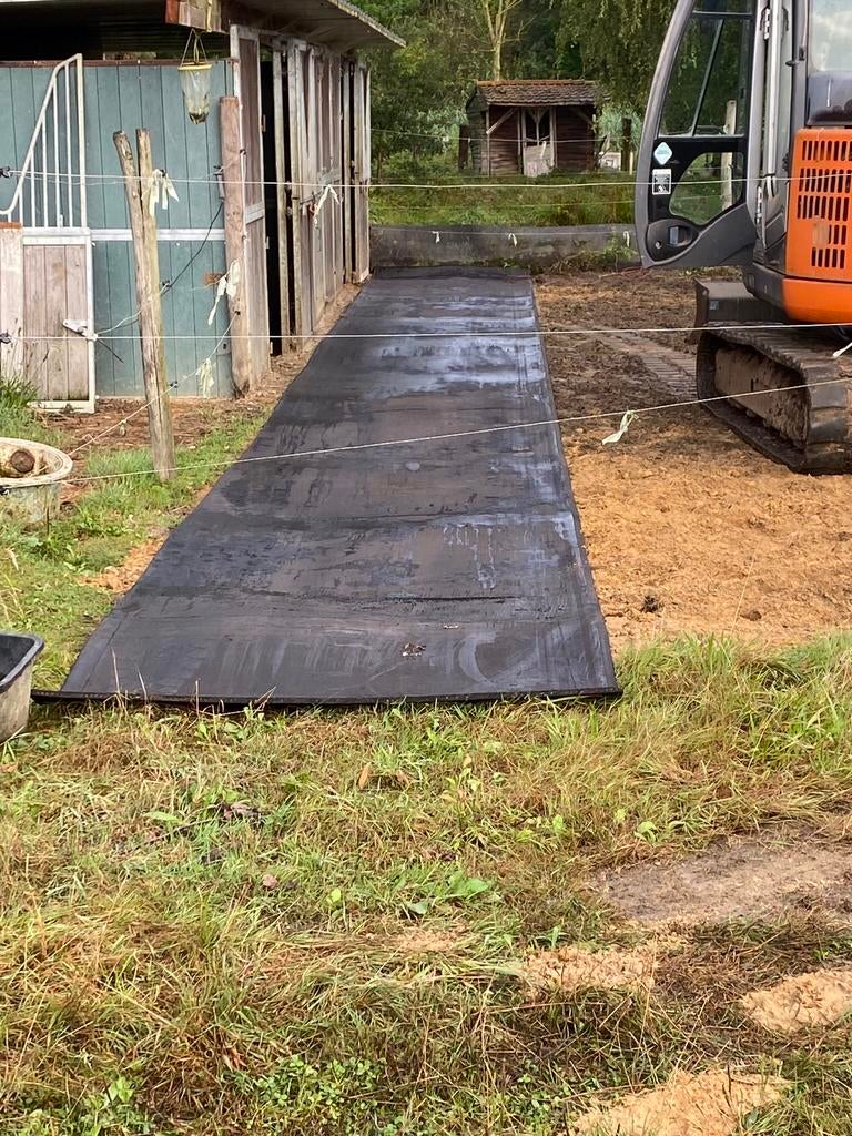 Slijk aan stal/ rubbermatten leggen