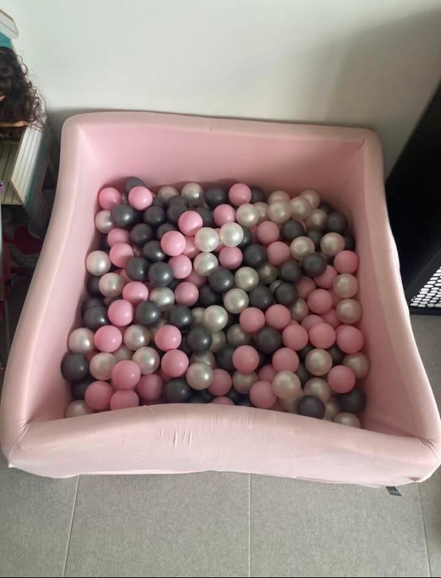 Piscine à balles carrée rose Kiddymoon en très bon état, Enfants & Bébés, Enlèvement, Comme neuf