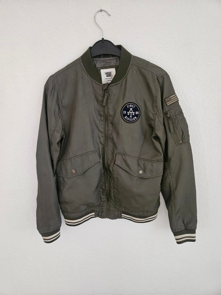 Groene bomberjack met patches - Maat 158, Ophalen of Verzenden