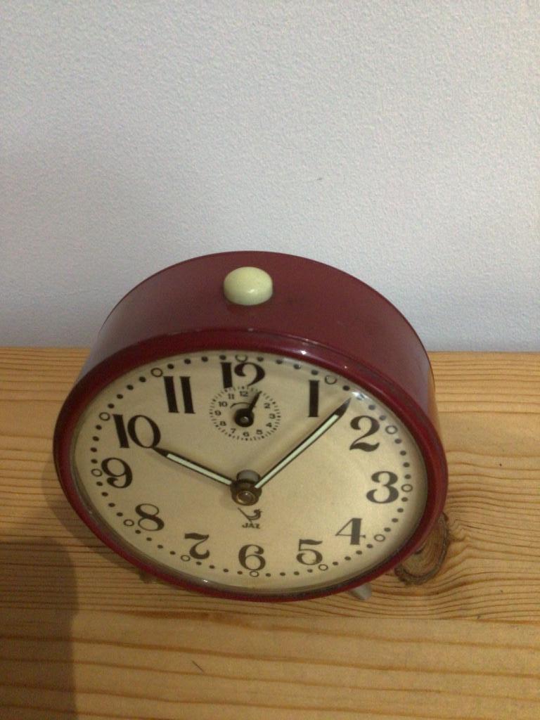 Reveil jaz vintage des années 70 bordeaux, Antiquités & Art, Antiquités | Horloges, Enlèvement