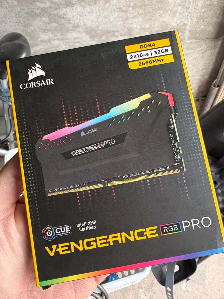Vengeance PRO 2 x 16GB (32GB) DDR4 RAM geheugen, 32 GB, DDR4, Ophalen of Verzenden, Zo goed als nieuw