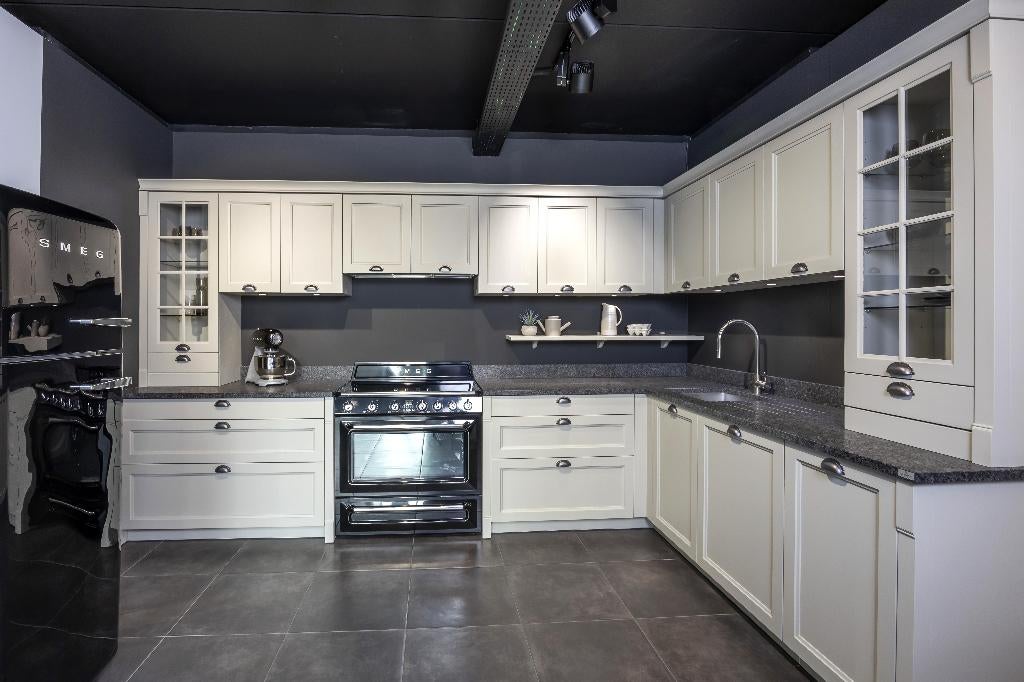 Cuisine Schmidt neuve bois massif avec cuisinière Smeg, Maison & Meubles, Cuisine | Éléments de cuisine, Neuf, 200 cm ou plus