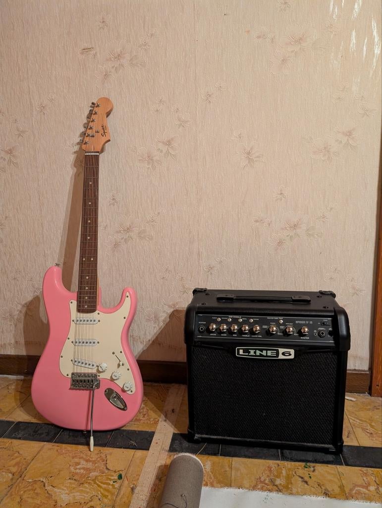 Fender Squier Bullet Strat + 6 Line Spider IV 15 amplifier, Ophalen, Zo goed als nieuw, Fender