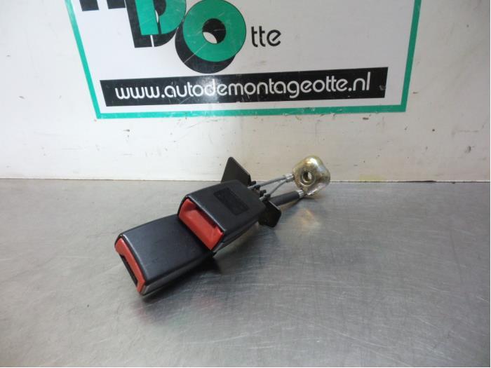 Insertion ceinture de sécurité arrière gauche d'un Volksw, Volkswagen, -, Utilisé, -