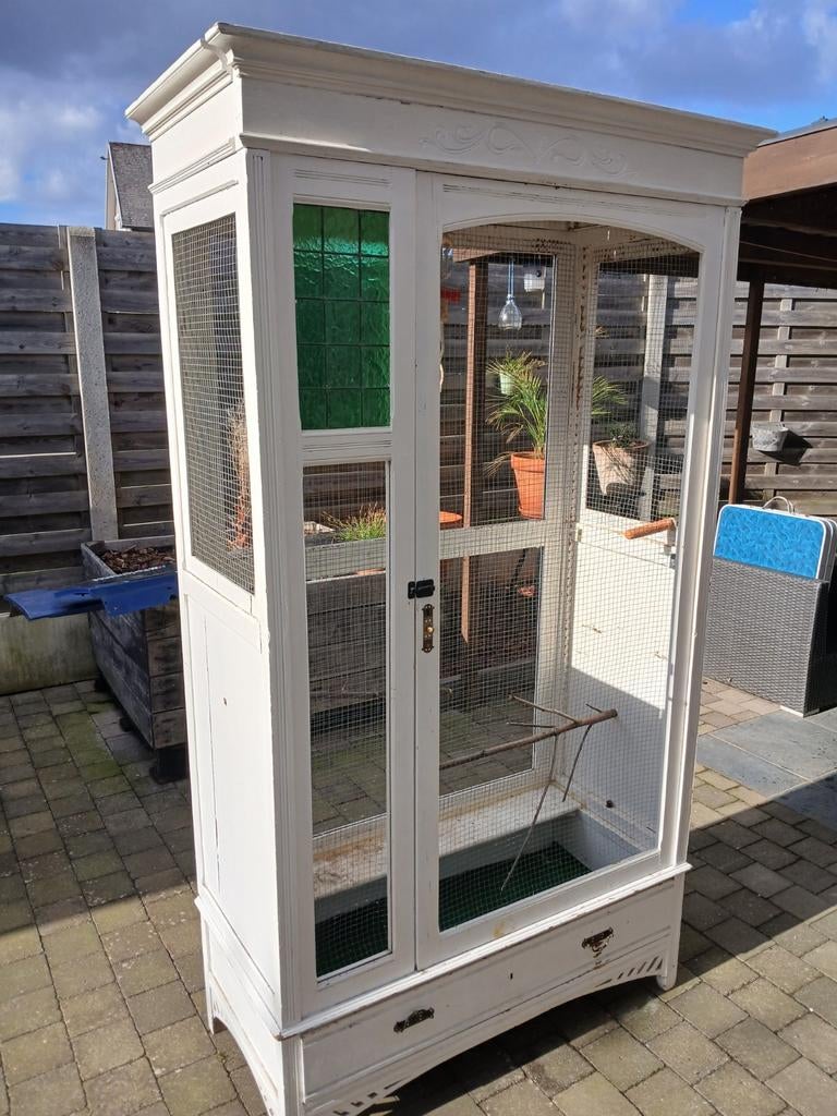 Vogelkooi gemaakt van oude kleerkast, Enlèvement, Cage à oiseaux