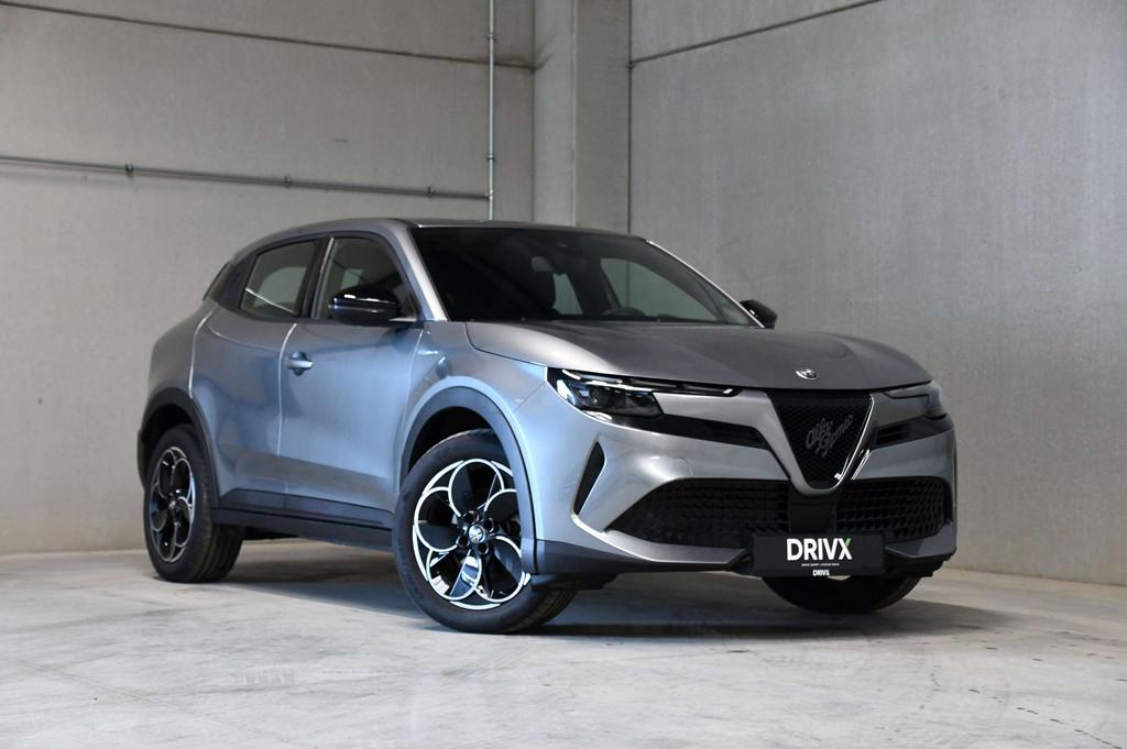 Alfa Romeo Junior E-Junior - Carplay - ACC - DAB (bj 2025), Auto's, Stof, Gebruikt, Zwart, Parkeersensor