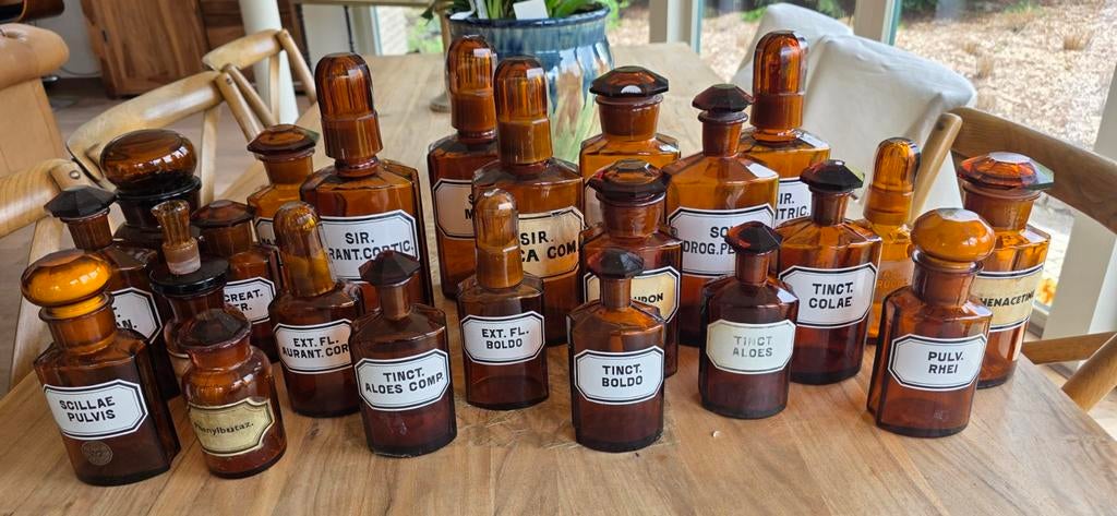 23 bouteilles de pharmacie anciennes en verre datant de 1900, Enlèvement