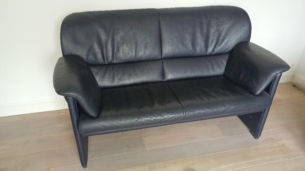 Jori, donkerblauwe 3-zit zetel in leder in uitstekende staat, Trois personnes, Enlèvement ou Envoi, Banc droit, Comme neuf