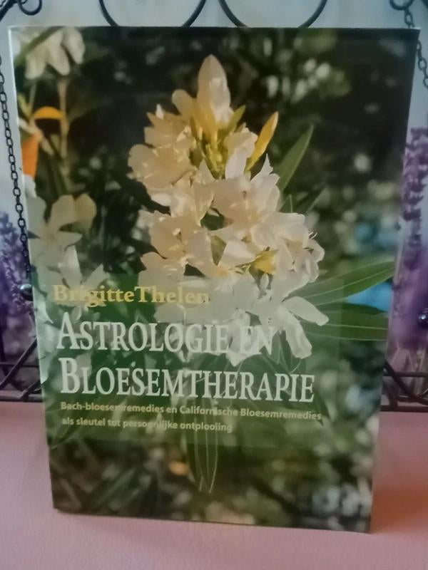 Astrologie en bloesemtherapie, Boeken, Ophalen of Verzenden, Zo goed als nieuw, Astrologie