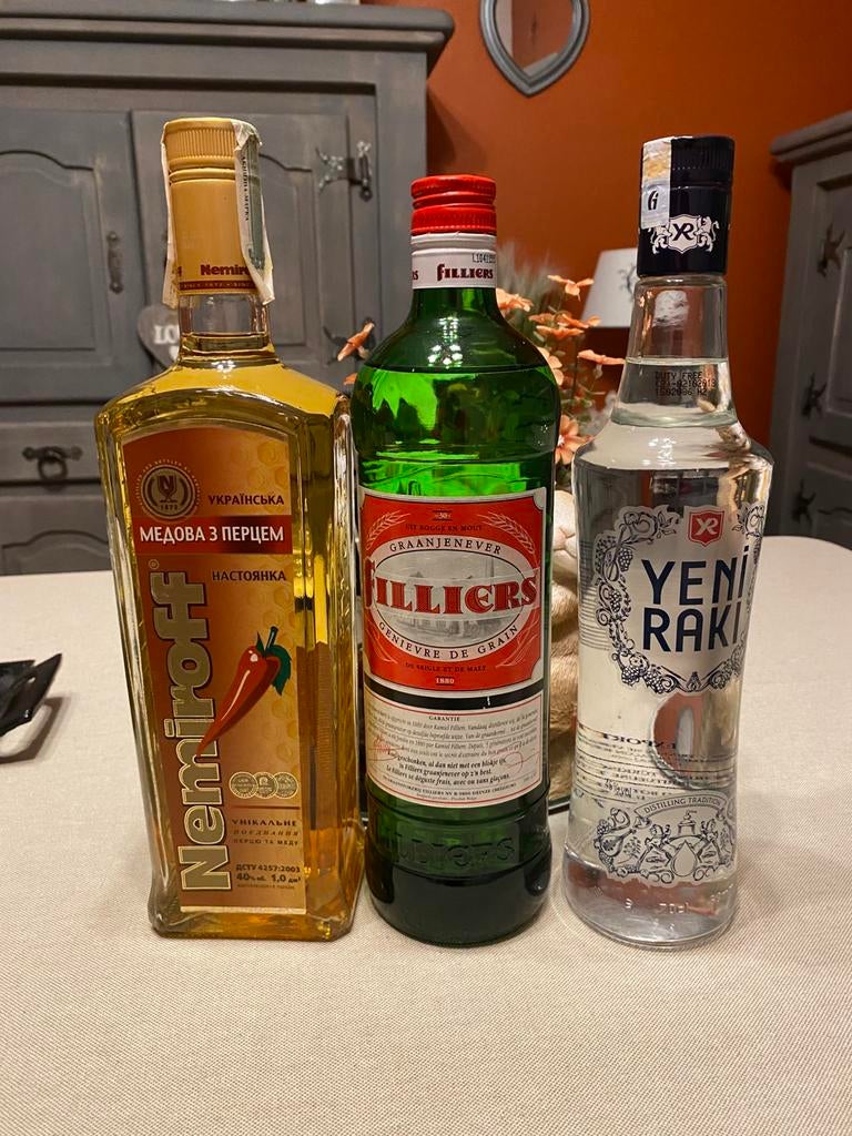 3 bouteilles d’alcool, Collections, Vins, Neuf, Autres régions, Pleine, Enlèvement