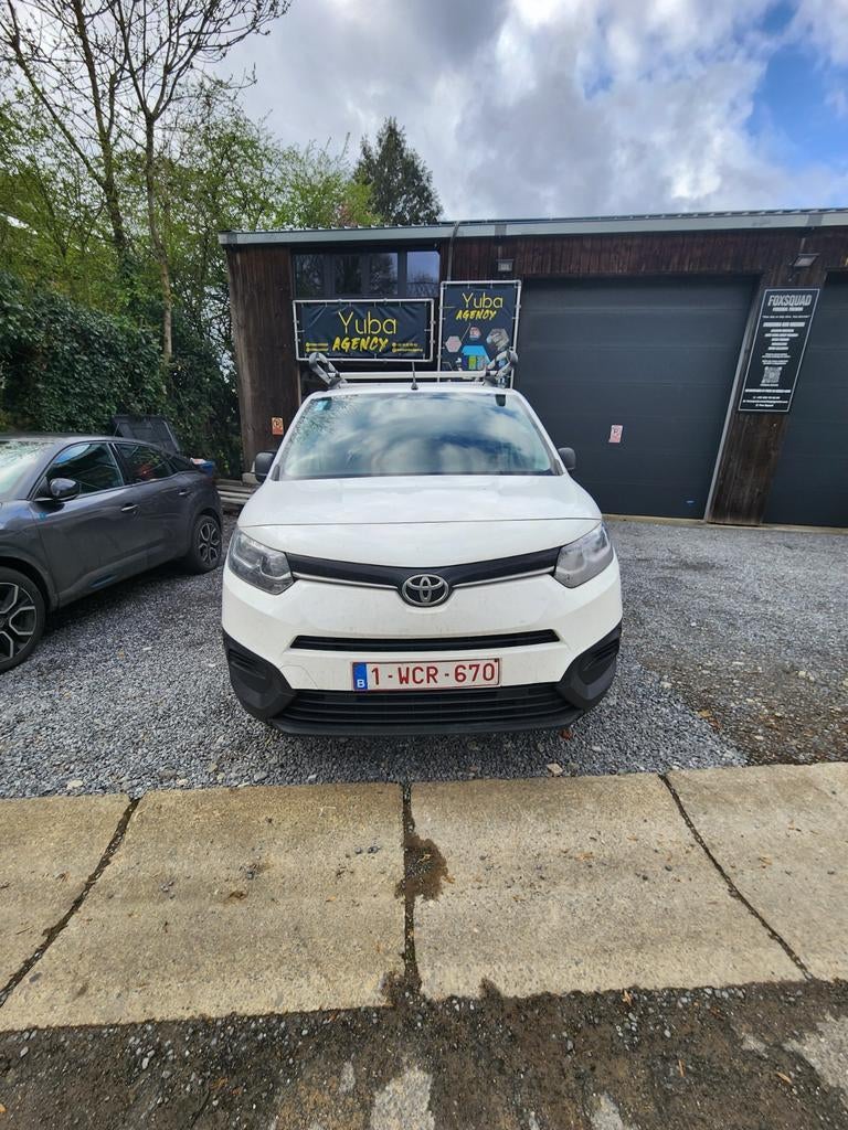 Toyota Proace City de 2022 esence, en excellent état général, Particulier, Achat