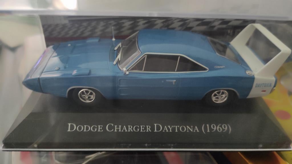 Dodge Charger Daytona bleu/blanc 1969 1:43 en vitrine, Enlèvement ou Envoi