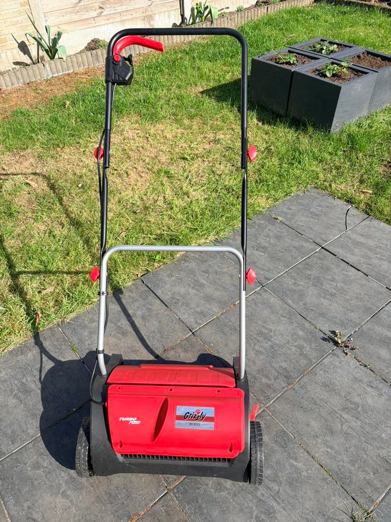 Grizzly Tools Elektrische Verticuteermachine EV 3112 - Rood, Tuin en Terras, Verticuteermachines, Ophalen, Gebruikt, Elektrisch