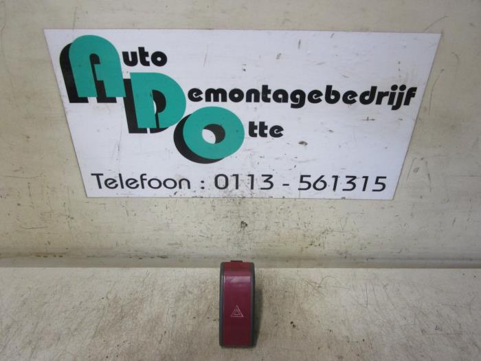 Paniekverlichtings Schakelaar van een Opel Corsa (Corsa C 00, Auto-onderdelen, Gebruikt, -, -, Opel