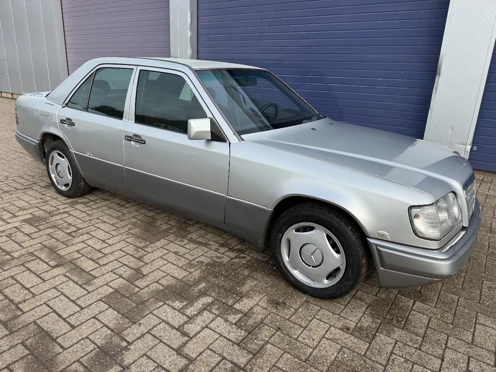 Mercedes-Benz 200-serie *W124-BELGIAN CAR* (bj 1995), Auto's, Oldtimers, Mercedes-Benz, Bedrijf, Zilver of Grijs, Te koop
