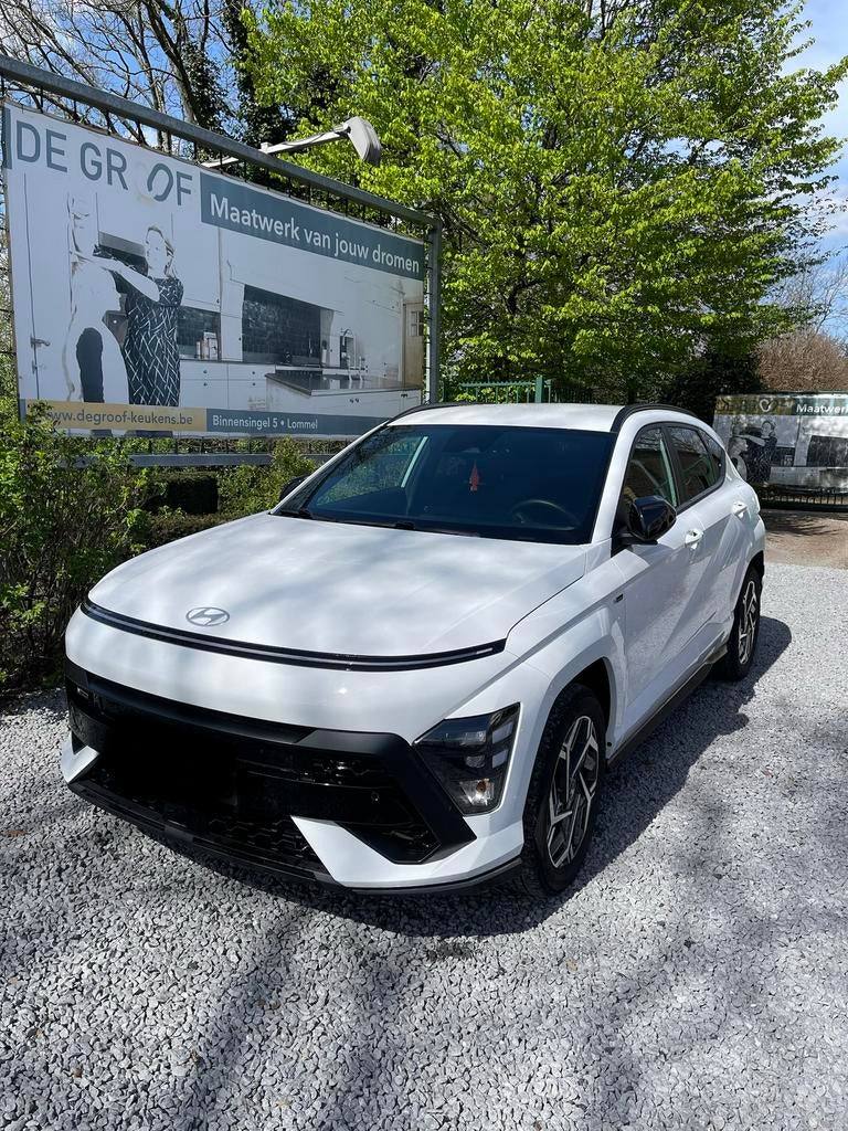 Hyundai Kona N-Line Sport 2026 1.6 Benzine / Hybride, Auto's, Hyundai, 1600 cc, Alcantara, Wit, Bedrijf