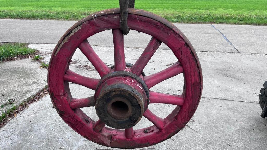 Drie oude houten spaakwielen met ijzeren rand, decoratief, Ophalen