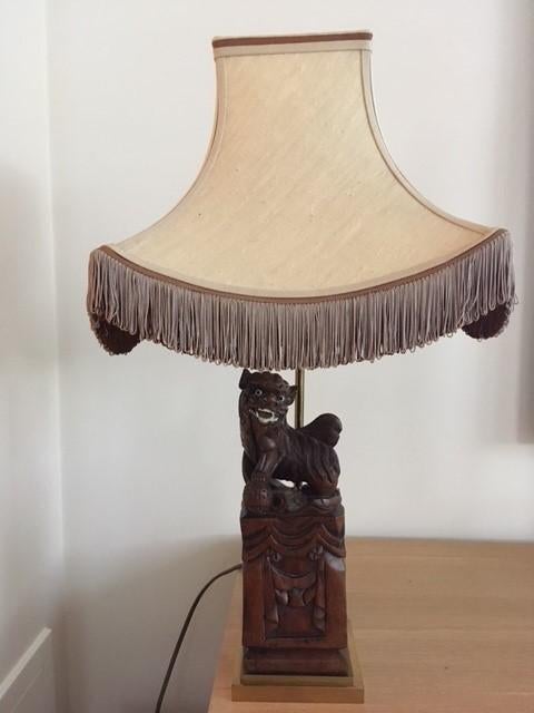 Lampe asiatique en bois sculpté « Lion de Fô » 56 cm, Maison & Meubles, Lampes | Lampes de table, Bois, Enlèvement ou Envoi