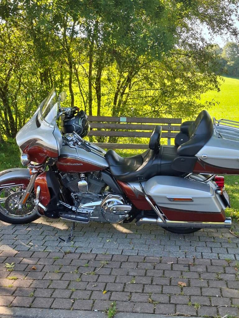 Limited electra glide.cvo.