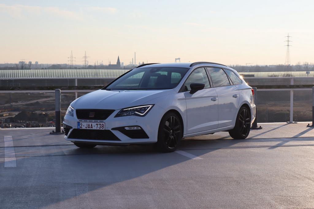 Seat Leon Cupra 300 ST, Auto's, Seat, 4 cilinders, Leon, Alcantara, Wit