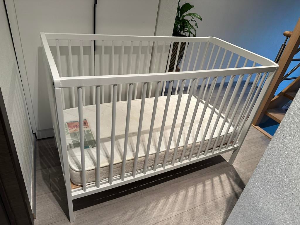 Babybed met matras, Kinderen en Baby's, Ophalen, Zo goed als nieuw