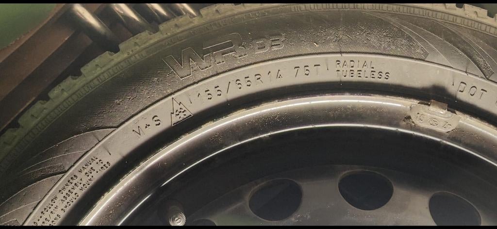 Pneus d'hiver Nokian 155/65 R14 sur jantes en acier — 6 mm p, Autos : Pièces & Accessoires, Pneus & Jantes, 14 pouces, Pneus hiver