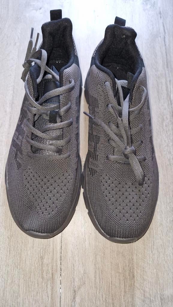 Chaussures de sport, grises, taille 42., Neuf, Autres marques, Enlèvement ou Envoi, Chaussures de course à pied