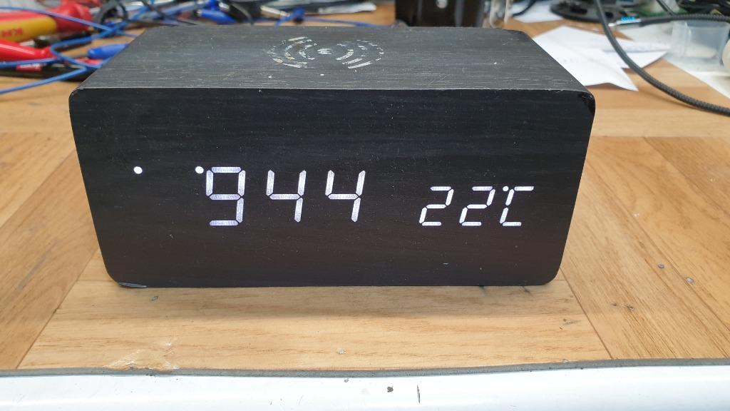 draadloos gsm lader en klok ( wekker), Telecommunicatie, Ophalen of Verzenden, Gebruikt