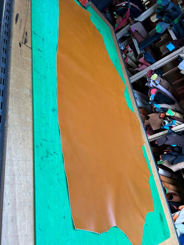 Cognac kleur kalfs halve huid 1.5 mm dik iets stug&glad A48, Enlèvement ou Envoi, Comme neuf