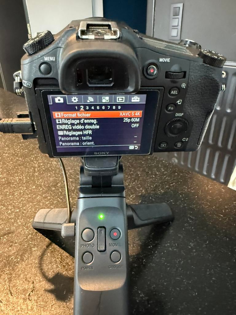 Sony RX10 II + poignée zoom/rec – 4K – f/2.8 constant, Audio, Tv en Foto, Ophalen, Zo goed als nieuw, Sony