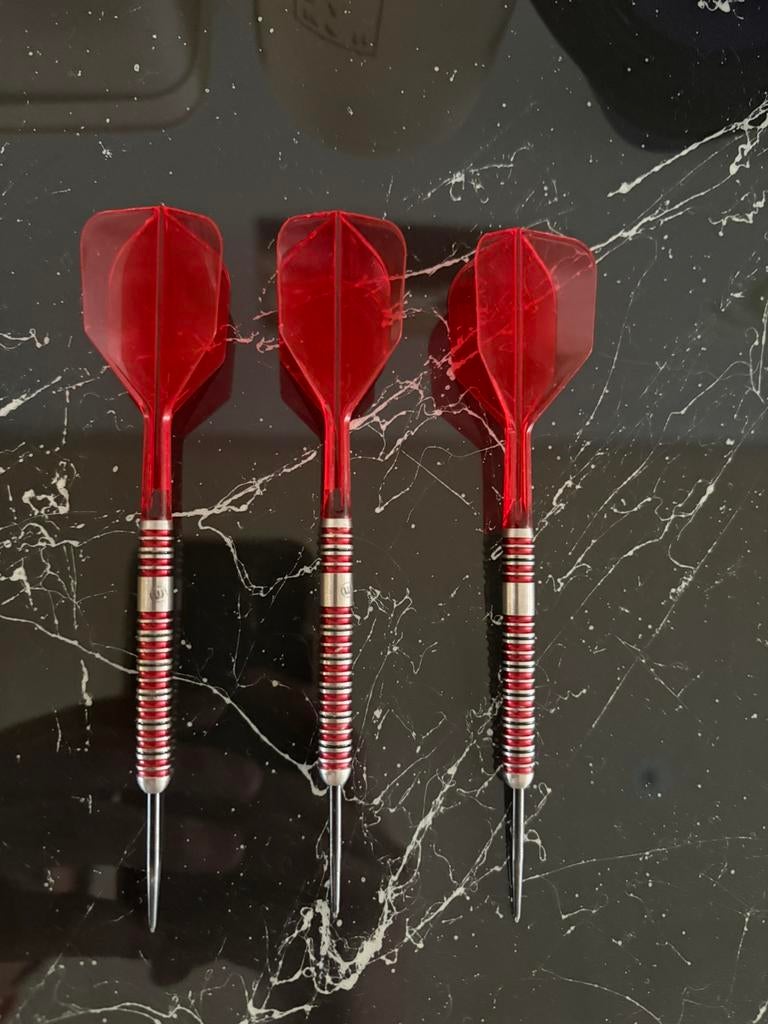 2 sets dartpijlen + case, Sport en Fitness, Darts, Ophalen, Zo goed als nieuw