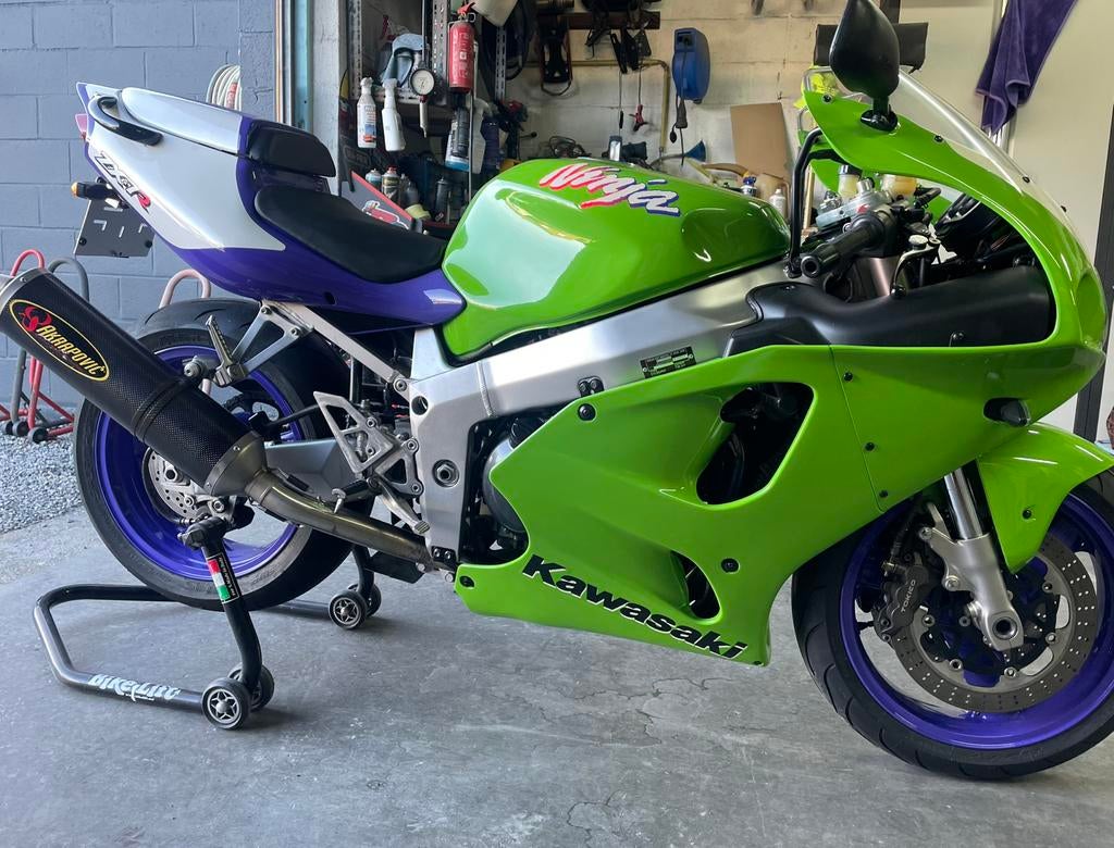 Staat van de showroom van Kawasaki zx7r, Particulier