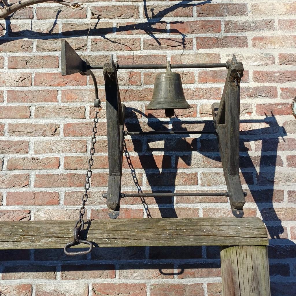 Oude kloosterbel met stevig houten frame . Koperen bel., Ophalen of Verzenden