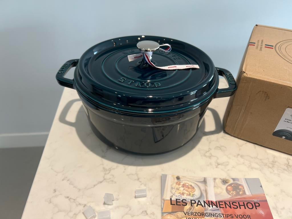 Staub La Cocotte 24 cm La Mer neuf, Maison & Meubles, Neuf, Enlèvement ou Envoi, Poêle à frire ou Sauteuse, Plaque céramique