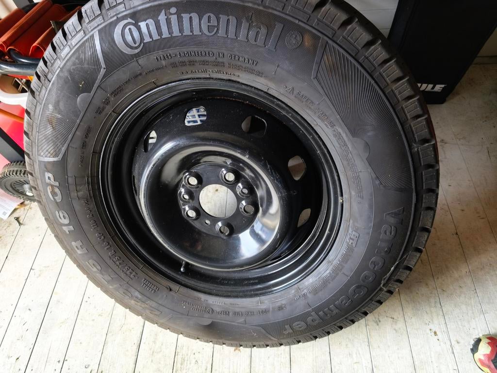 Band en metalen velg voor camper., Ophalen