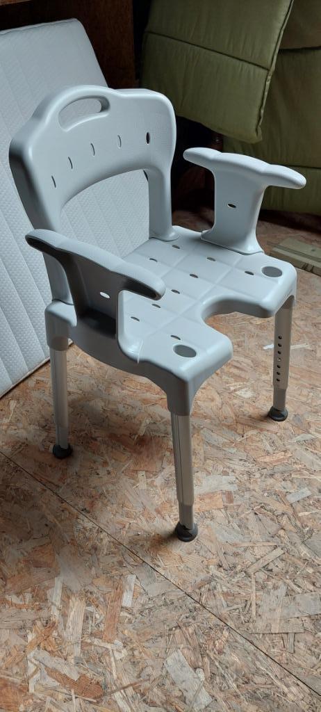 Chaise en plastique confortable et polyvalente pour salles d, Enlèvement, Réglable en hauteur, Comme neuf, Plastique