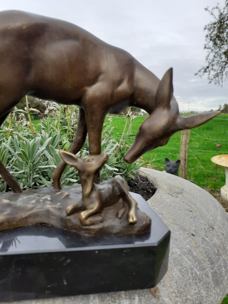 BRONZE ANIMALIER SIGNE BARYE (la biche et son faon)., Antiquités & Art, Enlèvement ou Envoi, Bronze