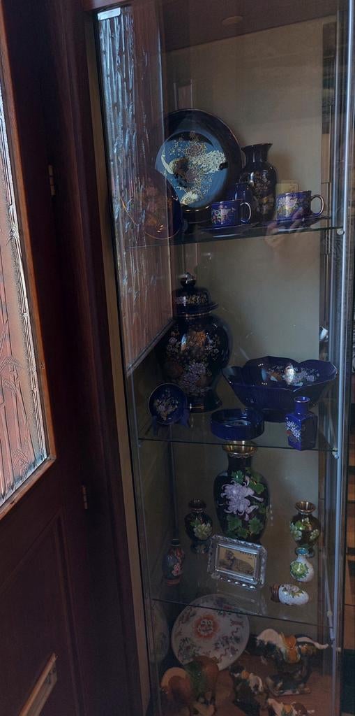 Armoire de IKEA Avec tous les Bibelots Chinois, Maison & Meubles, Armoires | Bibliothèques, Enlèvement