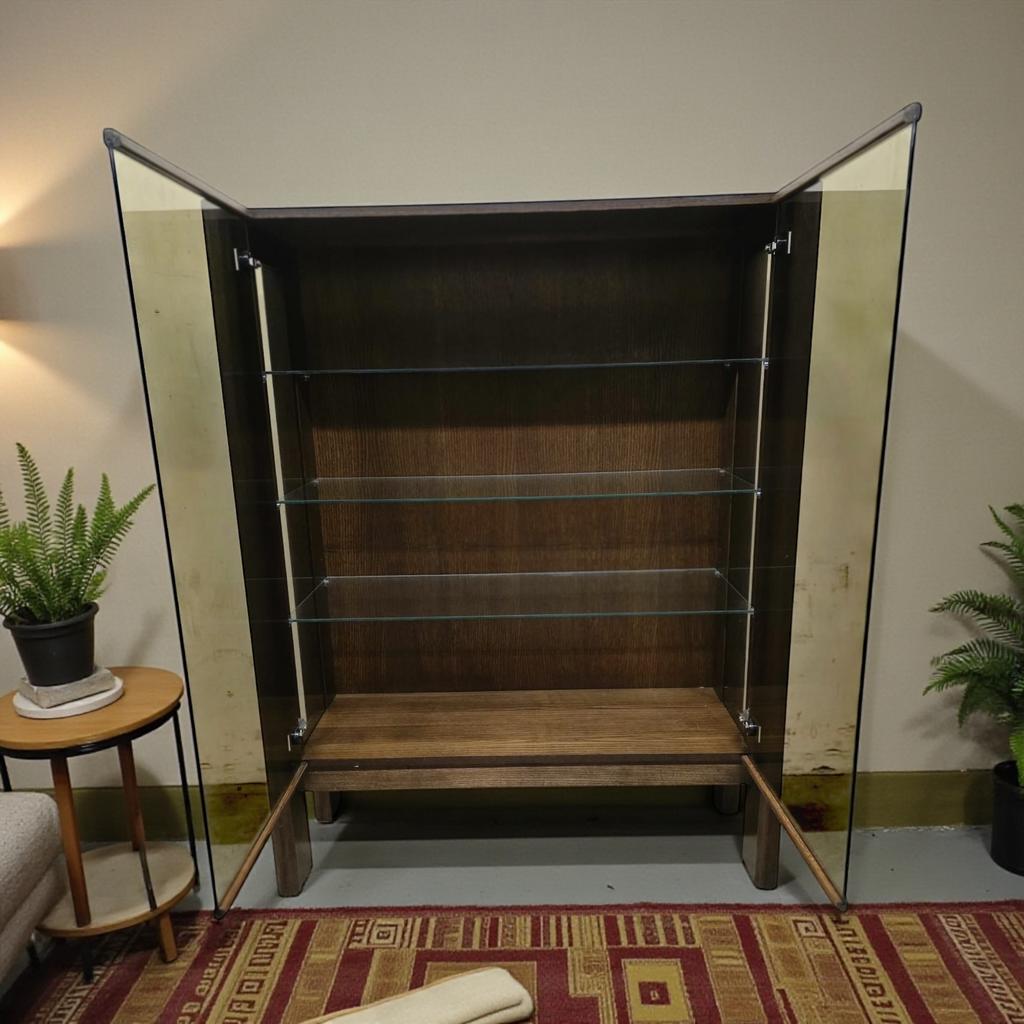 Vintage massief houten vitrinekast met fumé glas, Huis en Inrichting, Kasten | Overige, Ophalen of Verzenden, Gebruikt