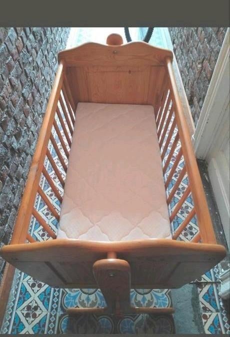 Joli berceau à bascule style rétro avec matelas, bon état, Kinderen en Baby's, Babywiegjes en Ledikanten, Ophalen, Gebruikt, Wieg